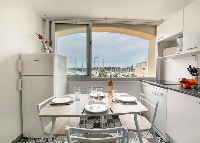 Les Heliades-2 By Interhome אגדה